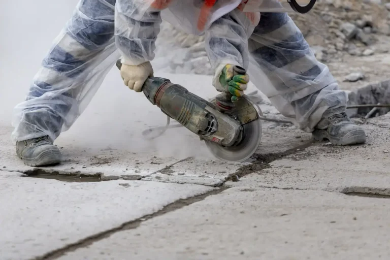 pracownik tnie beton