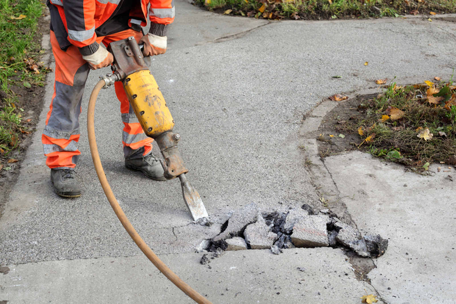 skuwanie betonu młotem pneumatycznym